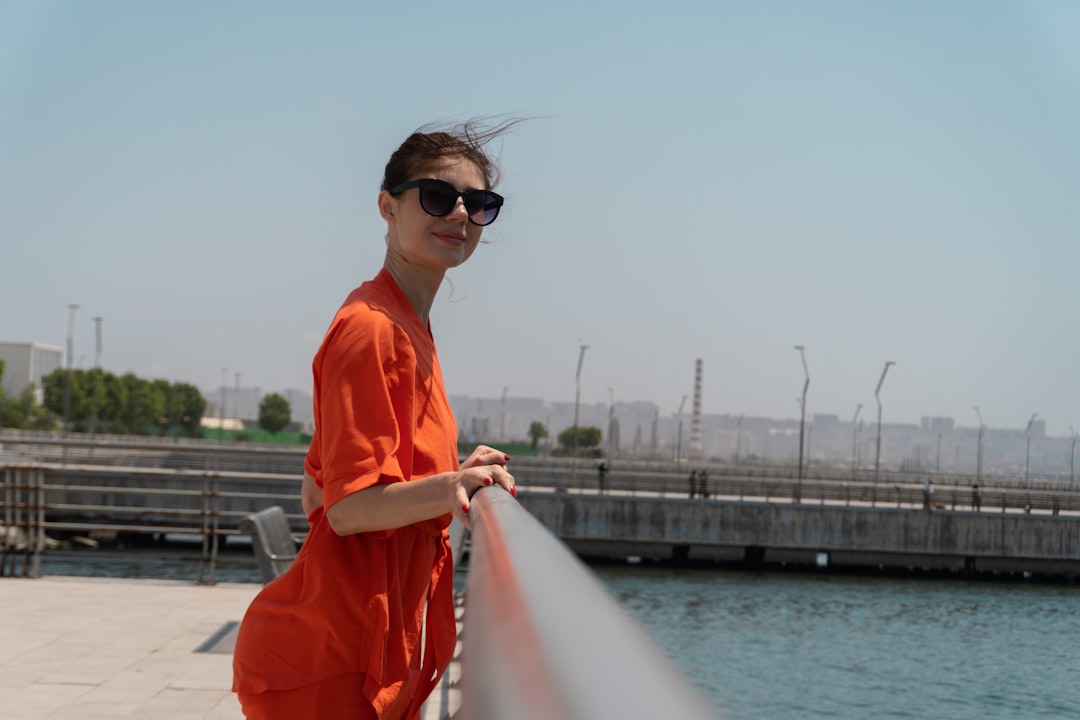 スカートの丈、足りてる？あのちゃんが見せた「超ミニ丈×ハイヒール」の衝撃美学