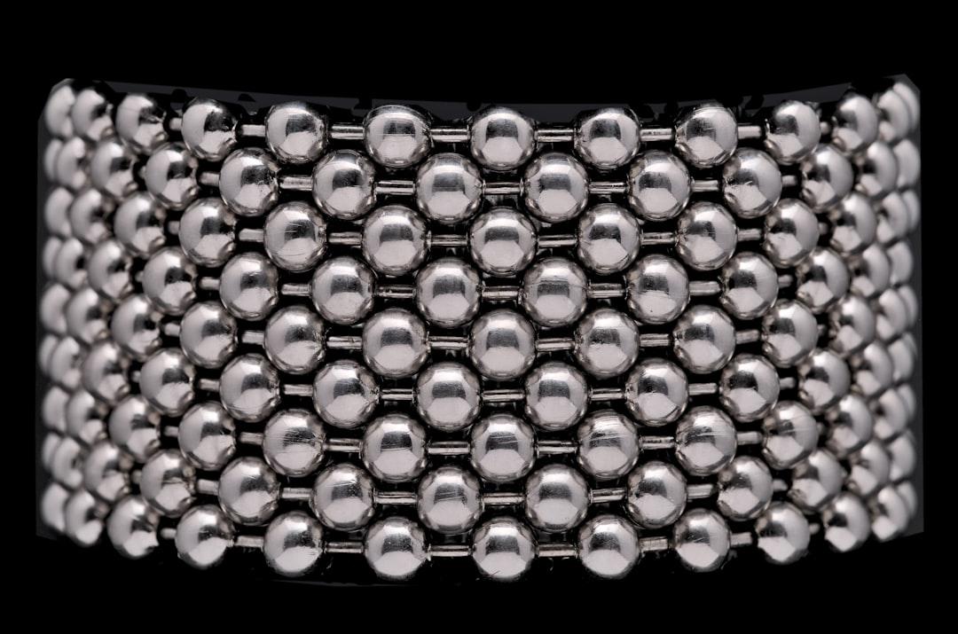 センチュリー「ドラゴンストーン」が刻む新章：初のステンレススチールモデルで日常に輝きを