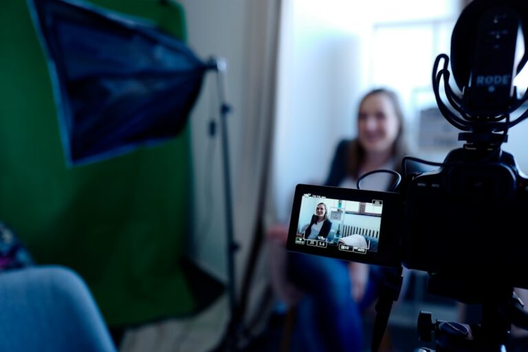 スマホの次、何にする?“続けられる一眼”ソニー4K Vlogカメラが23%オフの衝撃! YouTube HUM | スマホの次、何にする?“続けられる一眼”ソニー4K Vlogカメラが23%オフの衝撃!