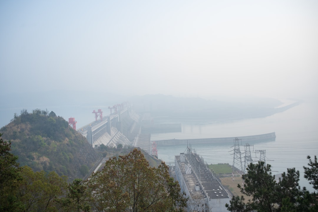 【衝撃】世界最大のダムが地球の自転を遅らせる！？その驚愕のメカニズムを徹底解説！