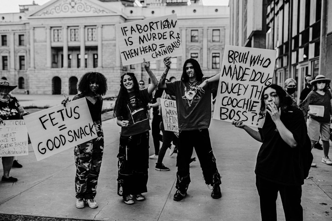 「後悔させない」社会へ：性被害告発の女性検事辞職とSNSデモの深層