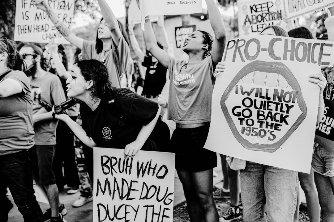 「後悔させない」社会へ：性被害告発の女性検事辞職とSNSデモの深層