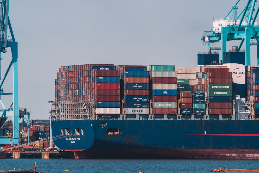 【緊急警告】トランプ氏のホルムズ海峡封鎖、世界経済を揺るがす「歴史的」海運危機の全貌