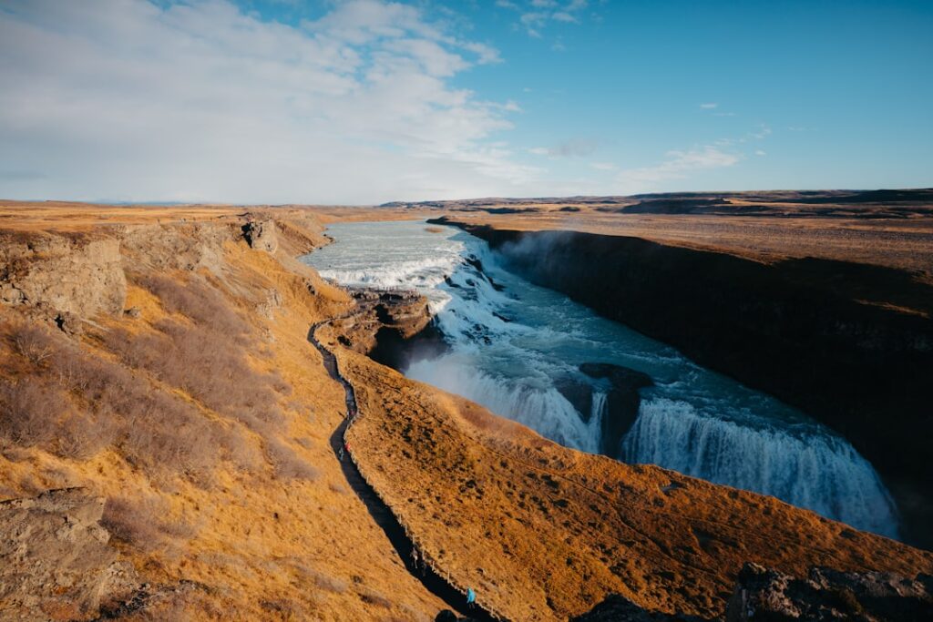 【堕天使Hum】 | ついに動く！『北北西に曇と往け』TVアニメ化決定！入江亜季先生の描き下ろしイラスト＆コメントで期待最高潮！