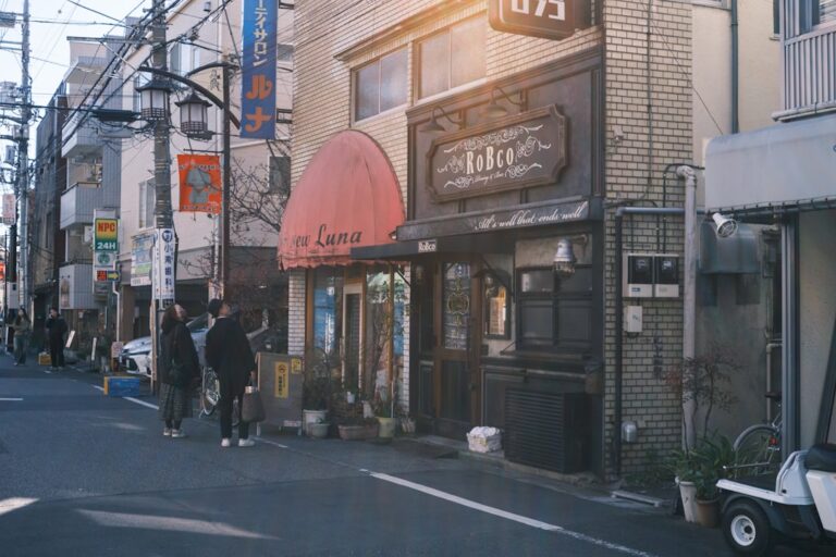 YouTube HUM | 耳元に未来のコンシェルジュ！ウェアラブルAI『Looki L1』が日常を一変させる理由