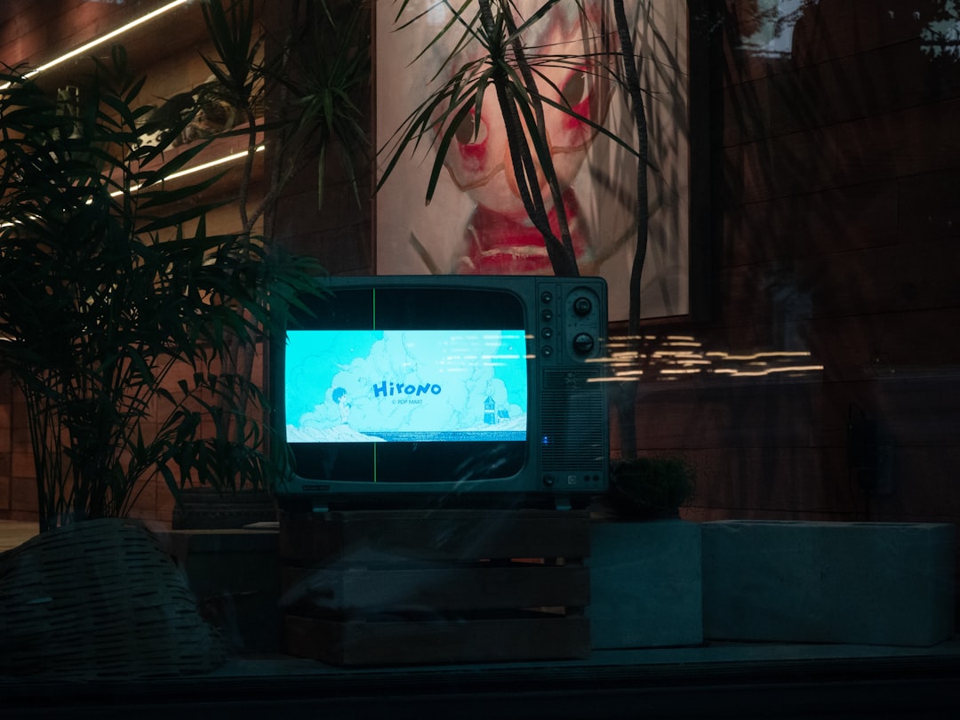 【衝撃】テレビもタブレットもプロジェクターも不要に？KTCの32型4K移動式モニターが未来を変える！