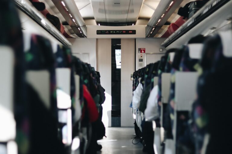 YouTube HUM | 北陸新幹線延伸の裏側で何が？鉄道局長が日本維新の会に謝罪した『不適切発言』の全貌