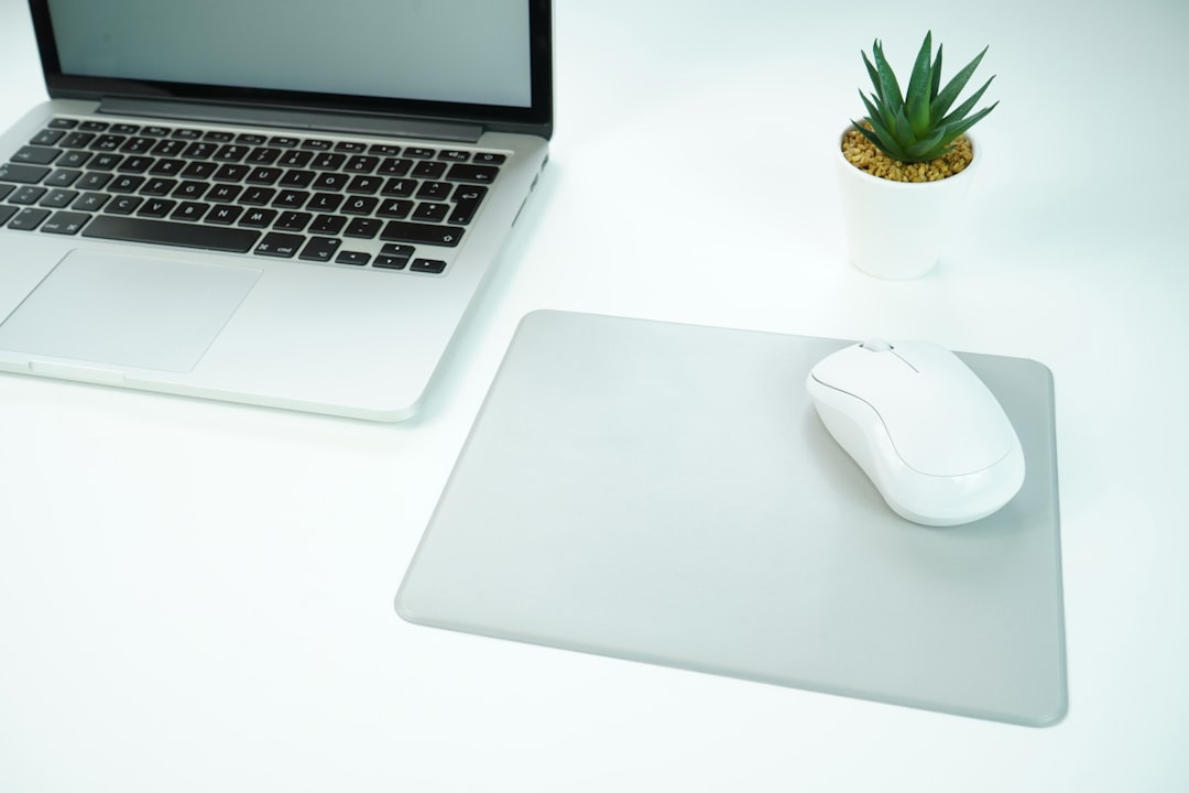 【新色登場】白が魅せる！幅99mmスリムPC「mouse SH」がデスクを格上げ