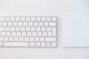 【新色登場】白が魅せる！幅99mmスリムPC「mouse SH」がデスクを格上げ