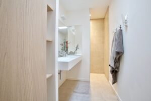 公衆トイレでの悲劇：京都・南丹市男児遺体事件、養父の「衝動的殺害」供述が明かす闇