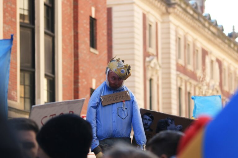 激震!ウクライナ南部でロシア司令部攻撃、100人超死傷か?戦況に与える衝撃と最新情報 YouTube HUM | 激震!ウクライナ南部でロシア司令部攻撃、100人超死傷か?戦況に与える衝撃と最新情報