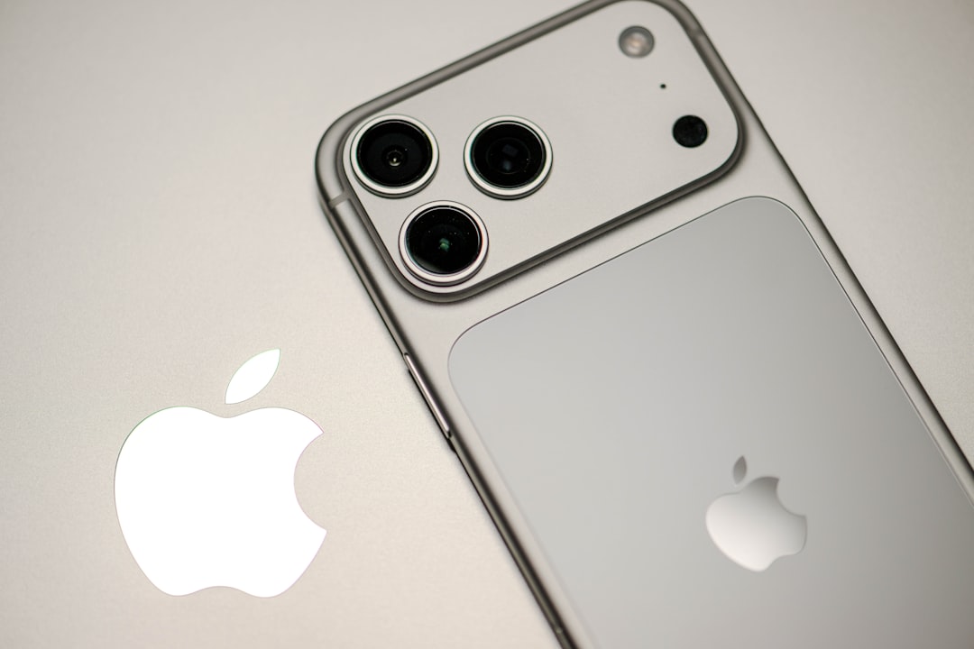 2028年、曲面ディスプレイ搭載「20周年iPhone」は世界を変える？購入戦略ガイド