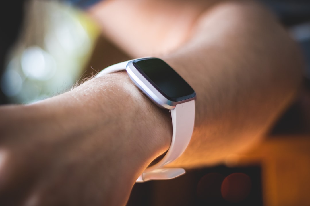 【堕天使Hum】 | Google Fitbit Airは新時代の健康トラッカーか?「着けっぱなし」が拓く健康管理の未来を徹底解説! Google Fitbit Airは新時代の健康トラッカーか?「着けっぱなし」が拓く健康管理の未来を徹底解説!