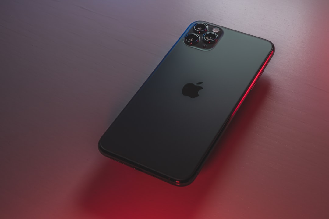 【堕天使Hum】 | 次世代iPhone Pro、遂にベゼル消滅!?「完全体」デザインの衝撃と革新を徹底解説 次世代iPhone Pro、遂にベゼル消滅!?「完全体」デザインの衝撃と革新を徹底解説