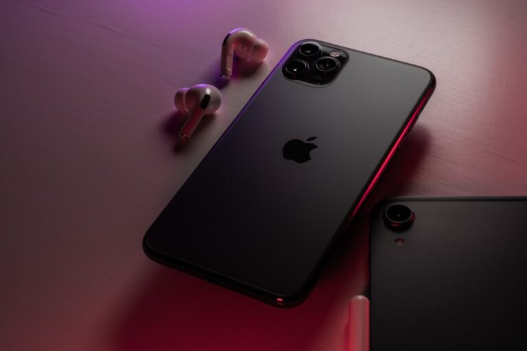 次世代iPhone Pro、遂にベゼル消滅!?「完全体」デザインの衝撃と革新を徹底解説 YouTube HUM | 次世代iPhone Pro、遂にベゼル消滅!?「完全体」デザインの衝撃と革新を徹底解説