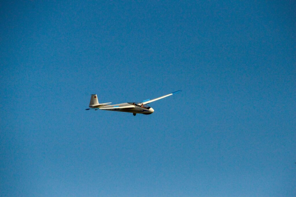 【堕天使Hum】 | 空の国境線が揺れる！NATO機、エストニア上空で無人機撃墜 – ウクライナが断言する「ロシア誘導」の深層
