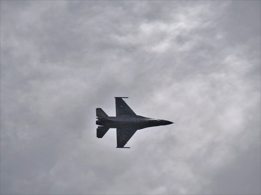 ラトビア上空を揺るがした“謎のドローン”！一時警報の裏側とNATOの決断