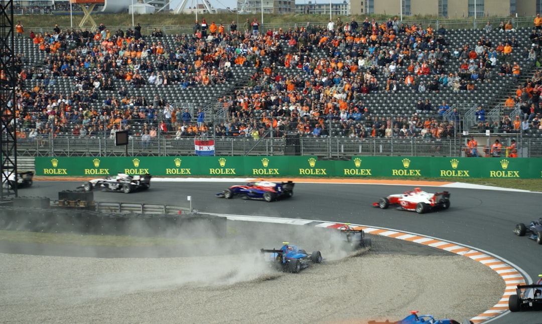 衝撃のF1第8戦！ラッセル、王者フェルスタッペンを抑え2勝目！劇的フィニッシュの舞台裏