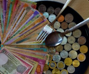 給与革命か！？上場企業の平均給与が692万円に爆上がり！「1000万円超え企業」の衝撃データに迫る
