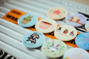 バッジ作りのプロ直伝！ヨツバ印刷で叶えるオリジナル缶バッジの夢【サイズ＆デザイン攻略】