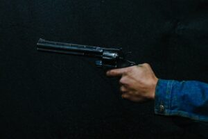 衝撃の瞬間！軽トラ女性を襲った耳の激痛…まさかの「流れ弾」が原因か？日常に潜む危険と対策