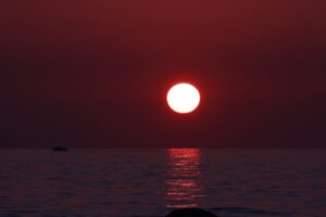 緊急速報！サウジがフーシ派拠点攻撃：紅海「封鎖」であなたの生活は変わるのか？
