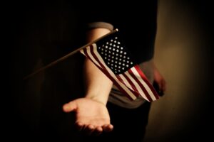 【速報】「国旗損壊罪」可決で議論沸騰！私たちの表現の自由は守られるのか？