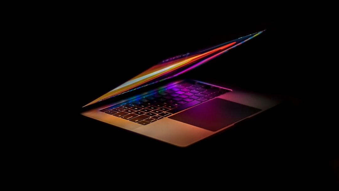 【堕天使Hum】 | MacBookが指先で操れる時代へ!アップル初のタッチディスプレイ搭載モデル、年末登場の噂を深掘り MacBookが指先で操れる時代へ!アップル初のタッチディスプレイ搭載モデル、年末登場の噂を深掘り