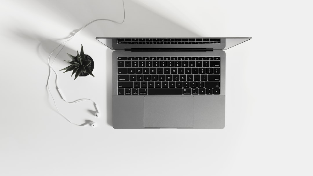 【堕天使Hum】 | MacBookが指先で操れる時代へ!アップル初のタッチディスプレイ搭載モデル、年末登場の噂を深掘り MacBookが指先で操れる時代へ!アップル初のタッチディスプレイ搭載モデル、年末登場の噂を深掘り