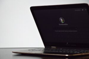 MacBookが指先で操れる時代へ！アップル初のタッチディスプレイ搭載モデル、年末登場の噂を深掘り