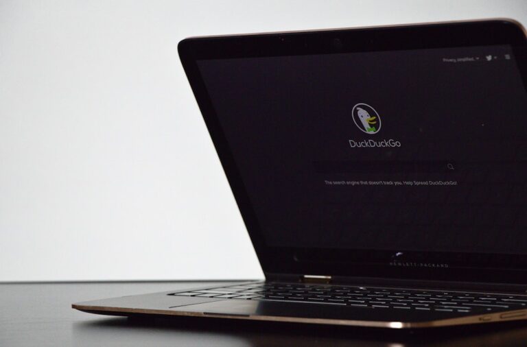 YouTube HUM | MacBookが指先で操れる時代へ！アップル初のタッチディスプレイ搭載モデル、年末登場の噂を深掘り