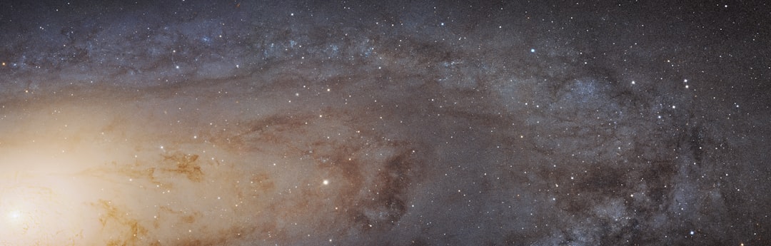 宇宙の謎を解く鍵は「見えない手紙」に？ニュートリノ、重力波、ブラックホールの最新研究が織りなす壮大な物語