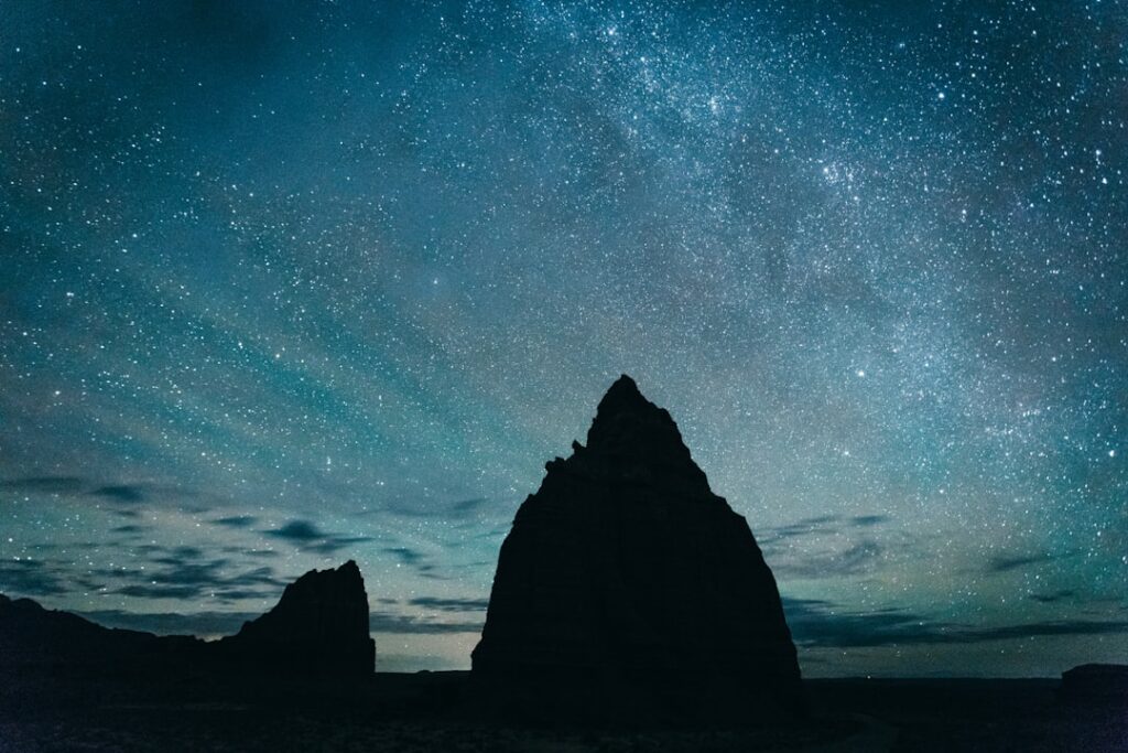 【堕天使Hum】 | 宇宙の謎を解く鍵は「見えない手紙」に？ニュートリノ、重力波、ブラックホールの最新研究が織りなす壮大な物語