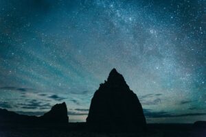 宇宙の謎を解く鍵は「見えない手紙」に？ニュートリノ、重力波、ブラックホールの最新研究が織りなす壮大な物語