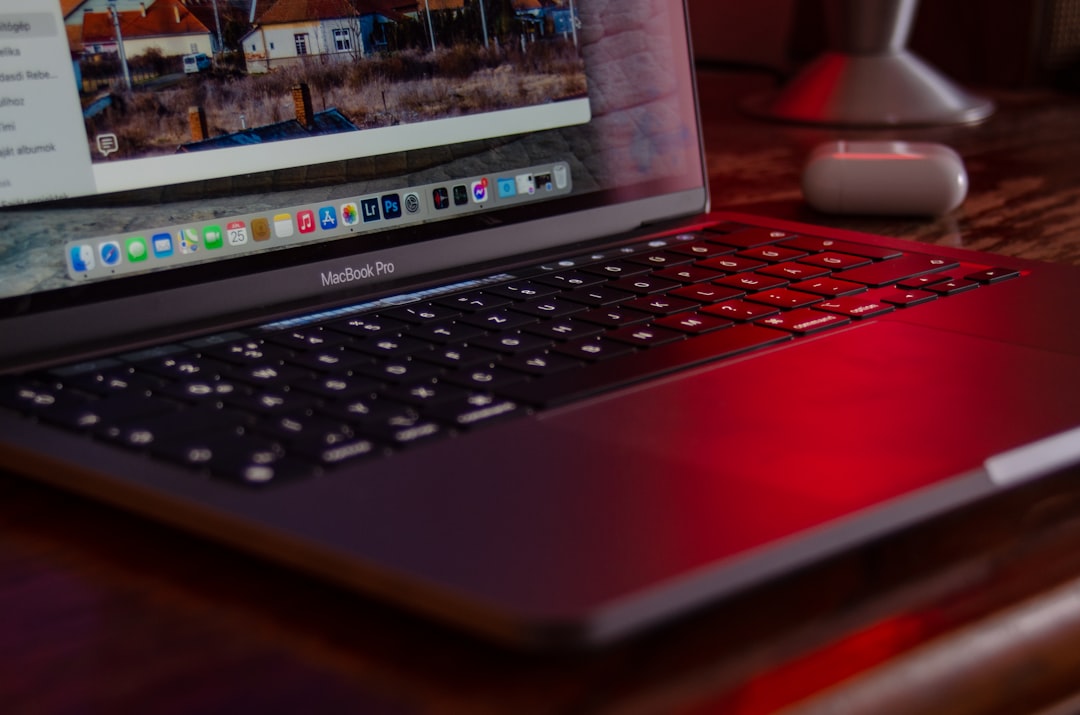 【速報】次期MacBook Proが『OLED』で新境地！Samsung独占供給の衝撃と期待
