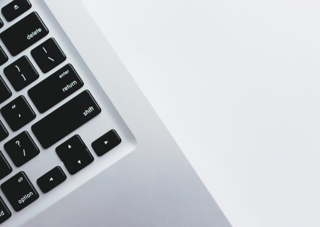 【堕天使Hum】 | 【速報】次期MacBook Proが『OLED』で新境地！Samsung独占供給の衝撃と期待