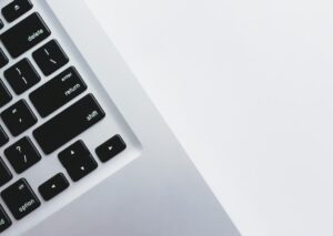 【速報】次期MacBook Proが『OLED』で新境地！Samsung独占供給の衝撃と期待