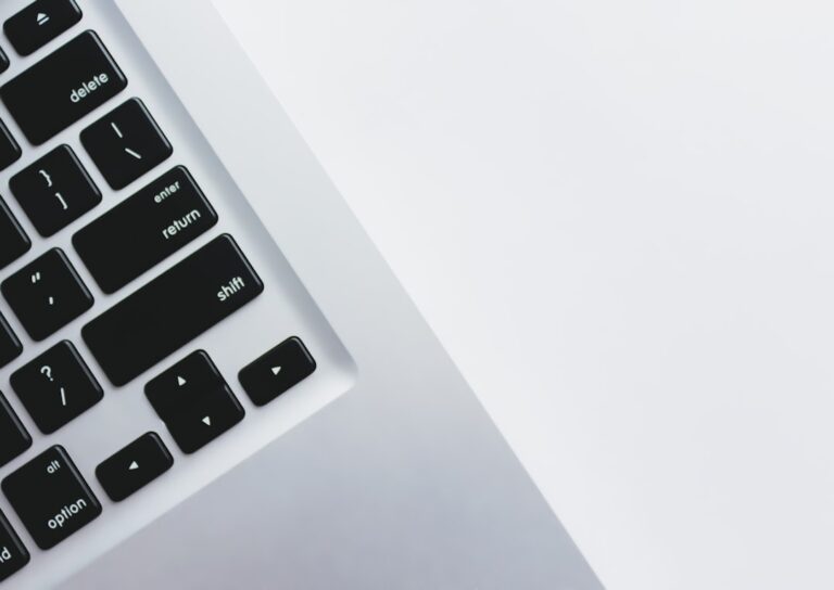 YouTube HUM | 【速報】次期MacBook Proが『OLED』で新境地！Samsung独占供給の衝撃と期待