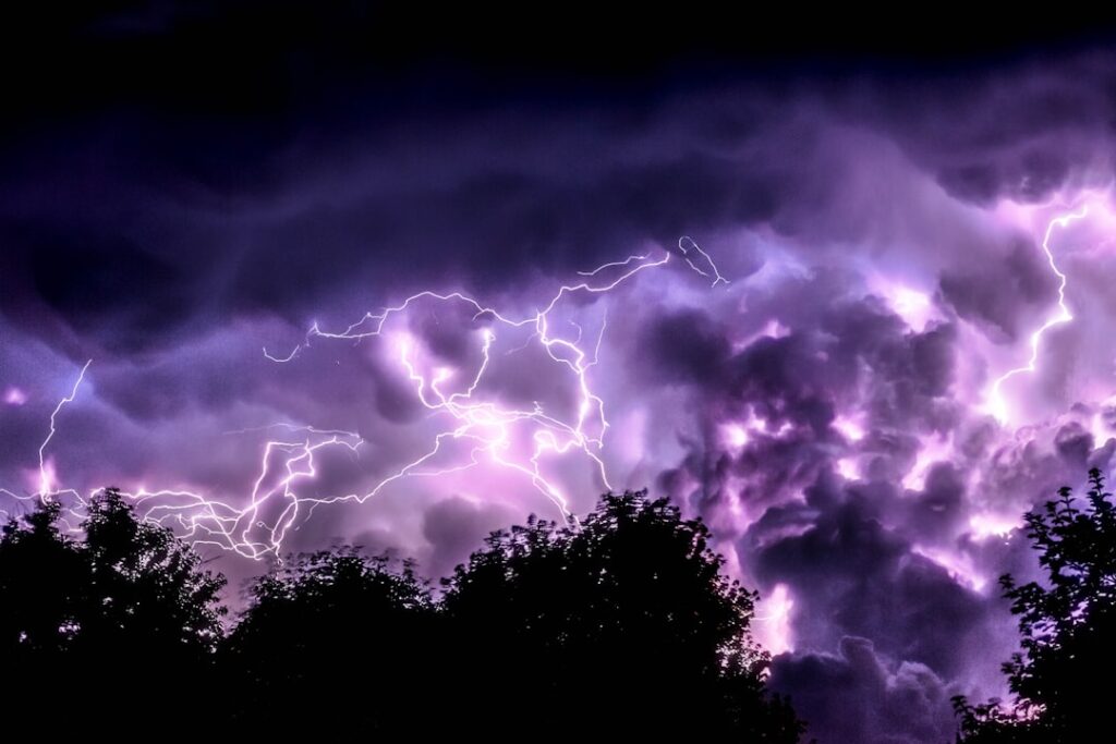 【堕天使Hum】 | 緊急速報！台風15号、神奈川で12日夜に猛威！雷雨・激しい雨への備え徹底ガイド