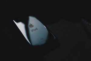 【速報級】アップル初の折りたたみiPhoneは「銀」と「深青」の2色展開で衝撃デビューか？ 色が語る未来