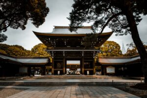 激動の外交！高市首相「型破り」靖国参拝と小泉防衛相の「冷や水」一手がアジアに与える影響