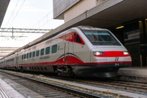 日立レール、イタリアの空を切り裂く！新型高速列車19編成受注で欧州市場の覇者へ