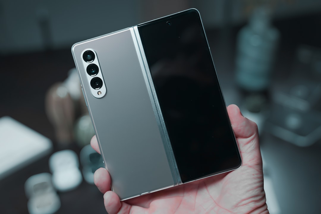 【堕天使Hum】 | ついに現実味?Appleの折りたたみiPhone「Ultra」が「シルバー」と「ダークブルー」で登場か!未来へのカウントダウン ついに現実味?Appleの折りたたみiPhone「Ultra」が「シルバー」と「ダークブルー」で登場か!未来へのカウントダウン