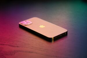 ついに現実味？Appleの折りたたみiPhone「Ultra」が「シルバー」と「ダークブルー」で登場か！未来へのカウントダウン