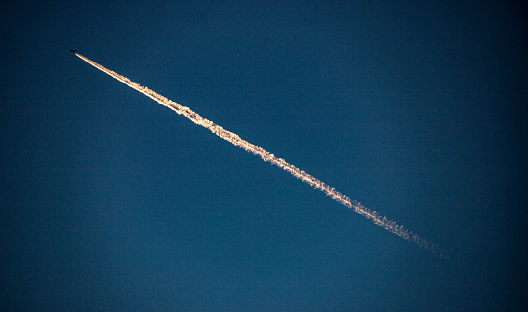 アラブの空に響く警告！イランからの弾道ミサイル発射、UAEの安全保障はどうなる？