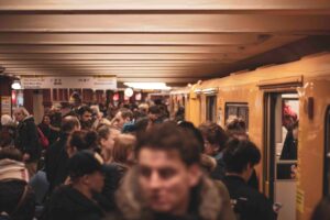 【緊急レポ】蘇我駅4000人帰宅困難の夜：大雨で響く子どもの泣き声、1時間半のトイレ待ち列が問いかけるもの