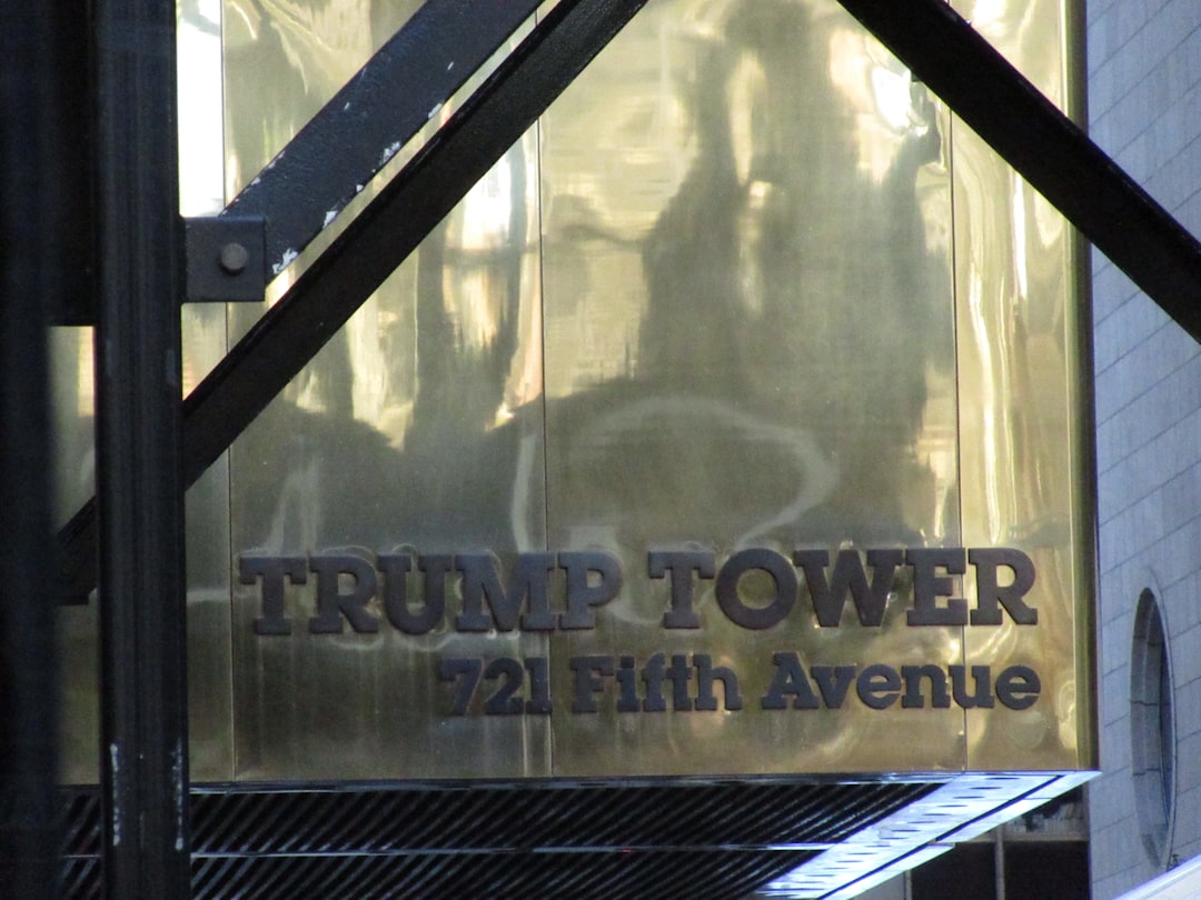 【堕天使Hum】 | 世界が注目!トランプ氏と女性側近の「近すぎ」論争、その裏に潜むのは? 世界が注目!トランプ氏と女性側近の「近すぎ」論争、その裏に潜むのは?