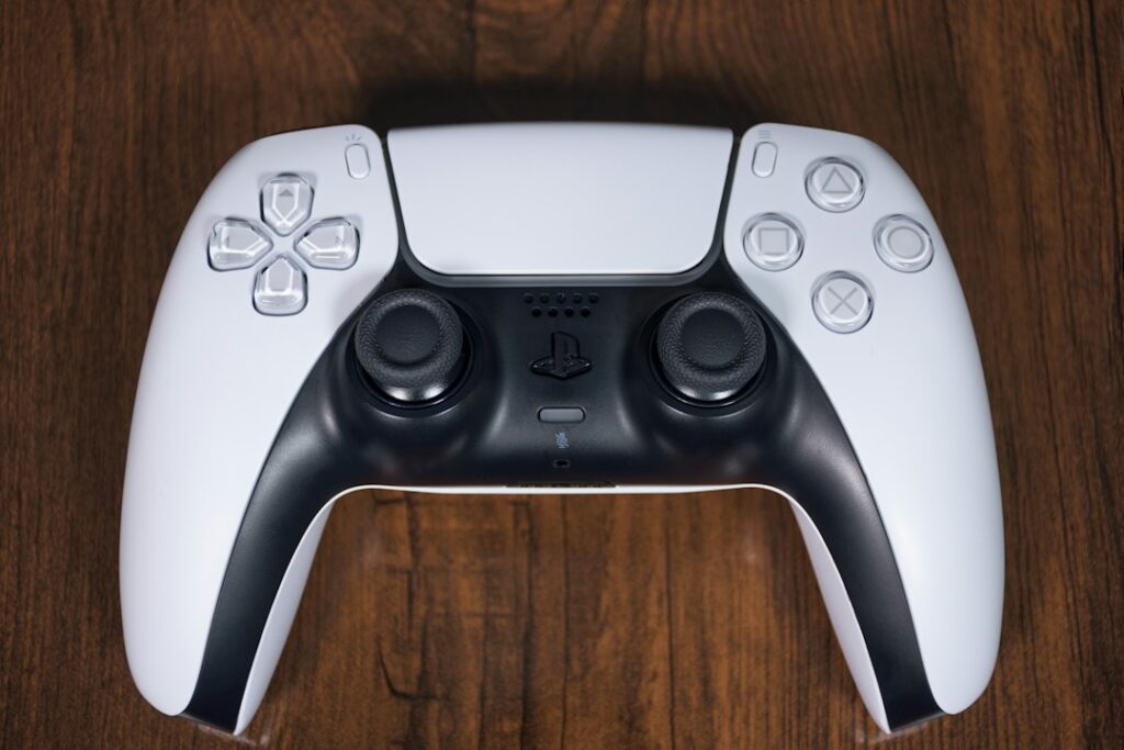 PS5 Proの応募条件解説記事のイメージ写真。DualSenseコントローラーを撮影したものでPS5 Pro本体画像ではありません