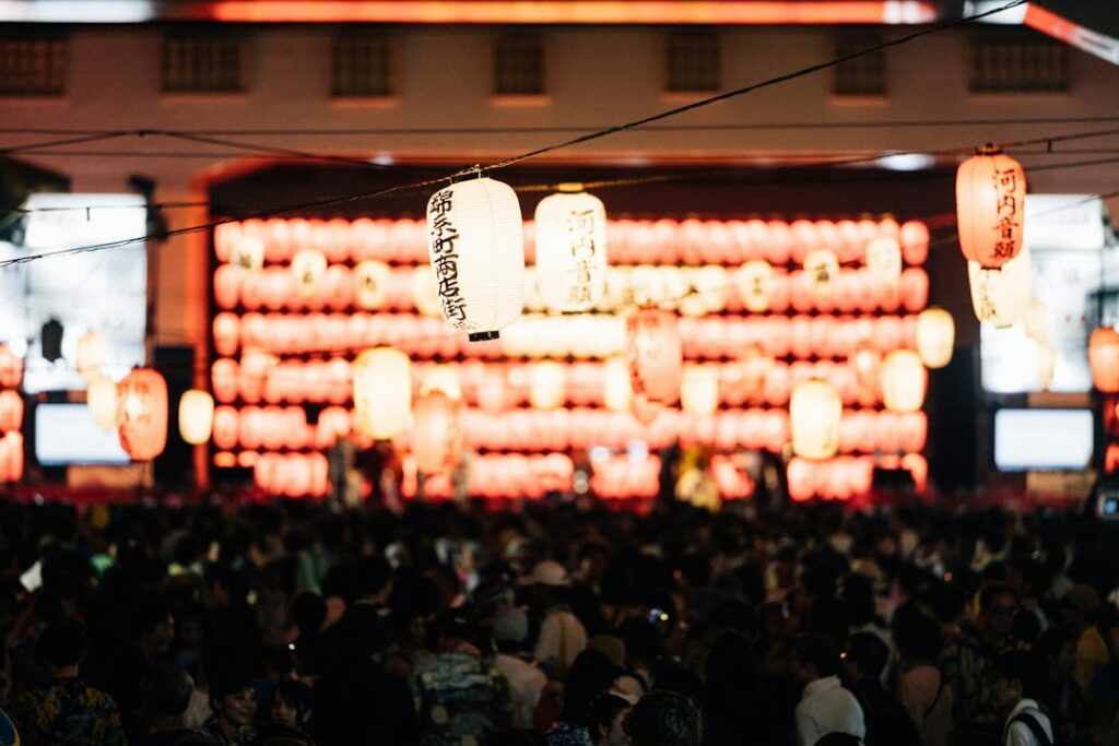 歌の感謝祭2026の音楽特番をイメージした会場風景 Photo by Tsuyoshi Kozu on Unsplash