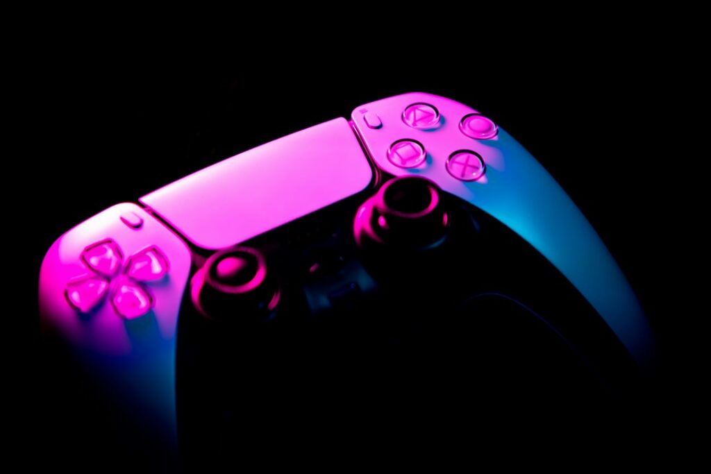 PS5ミッドナイトブラックの新色発売ニュース記事向けコントローラーイメージ。公式製品画像ではありません